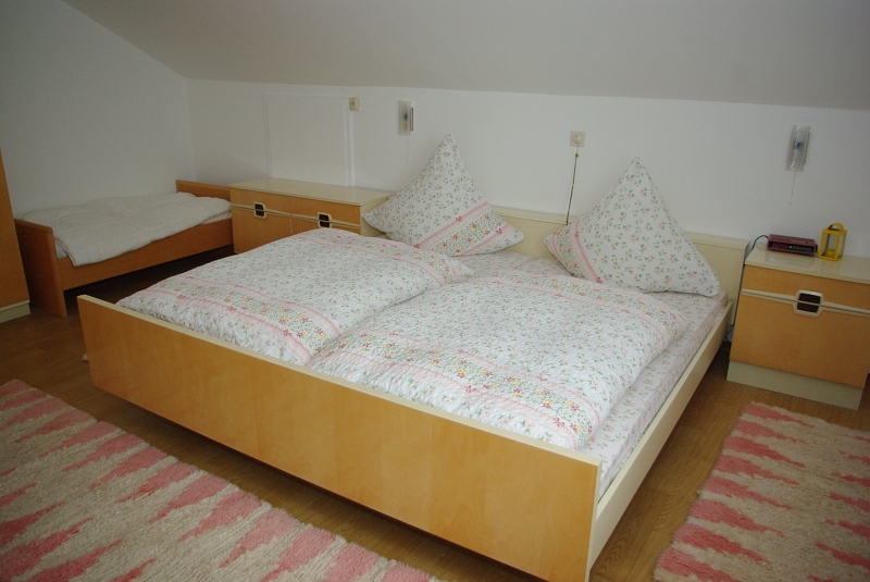 Fewo1 Schlafzimmer mit 4 Betten (Bett1-3)